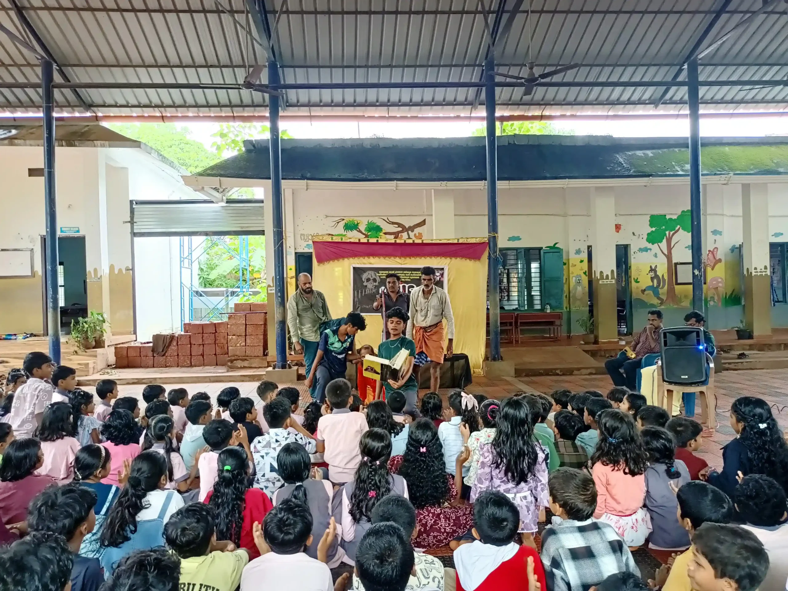 ഗ്രാമിക കൊടക്കാടിൻ്റെ ലഹരി വിരുദ്ധ നാടകയാത്ര പാടിക്കീൽസ്കൂളിൽ- ഗ്രാമിക കൊടക്കാടിൻ്റെ ലഹരി വിരുദ്ധ നാടകയാത്ര പാടിക്കീൽസ്കൂളിൽ-
