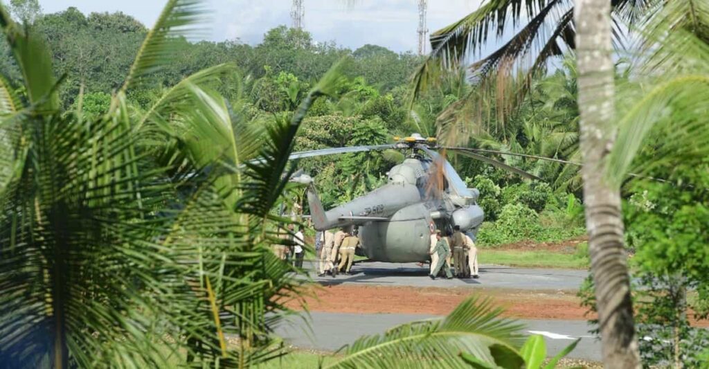 രാഷ്ട്രപതി സഞ്ചരിച്ച ഹെലികോപ്ടറിൻ്റെ ടയർ കോൺക്രീറ്റിൽ താഴ്ന്നു; പൊലീസും ഫയർഫോഴ്സും ചേർന്ന് തള്ളിനീക്കി